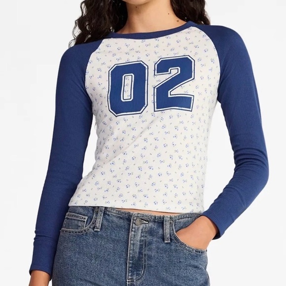 No Boundaries Tops - Women's Raglan Tee with Long Sleeves size M NWT